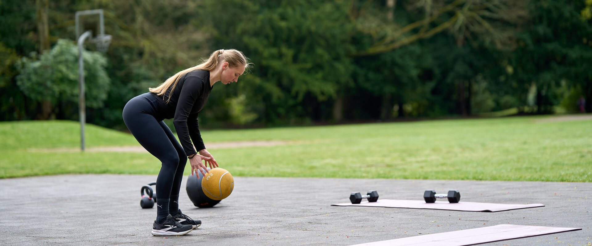 Outdoor-Training mit Medizinball und Kurzhanteln