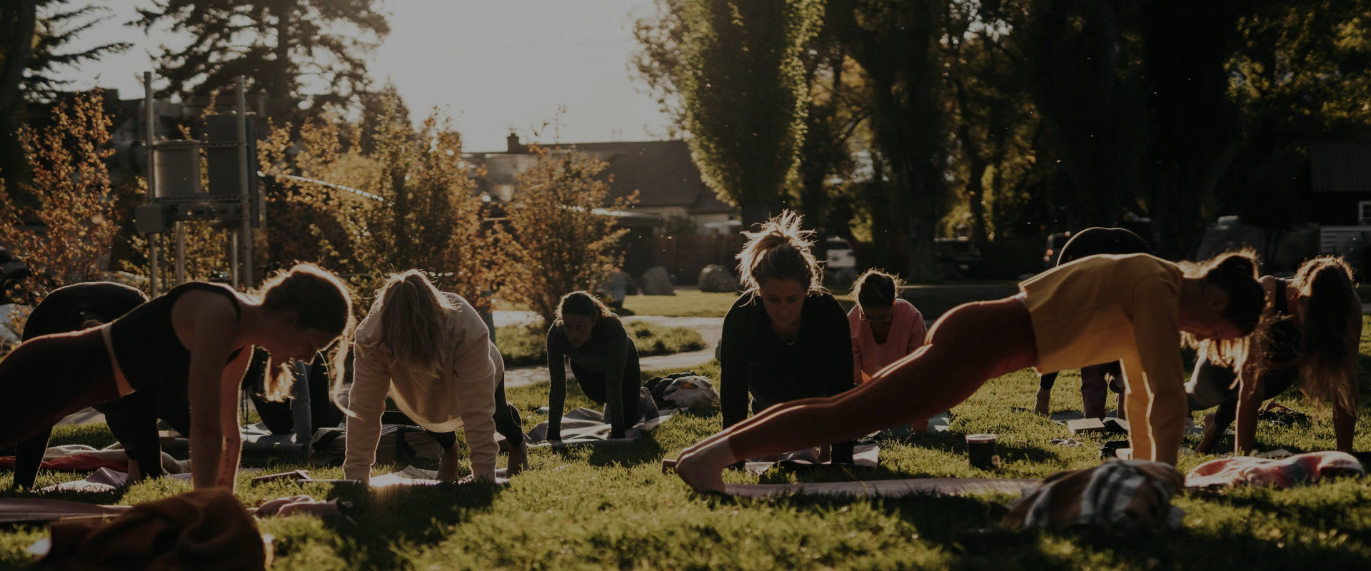 Training für Rücken und Core im Park