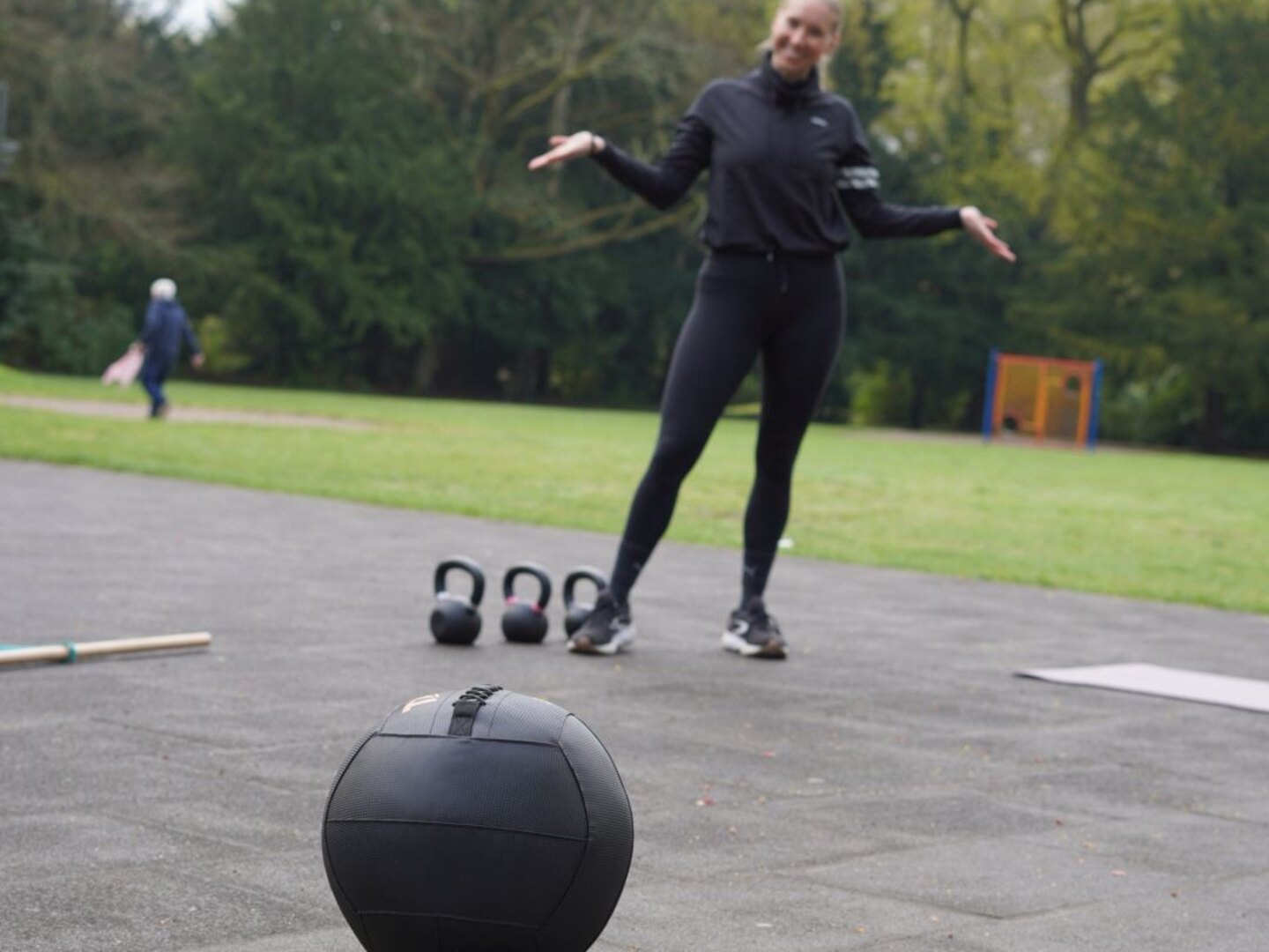 Stationstraining im Park mit Medizinball und Kettlebells